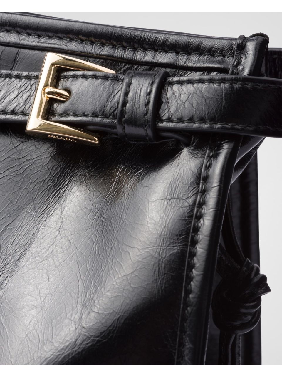 Большая кожаная сумка Prada
